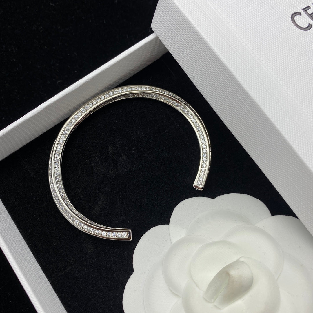 1XCL560KDE Stylish bracelet
