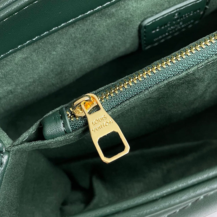 AE028BDE Stylish leather bag