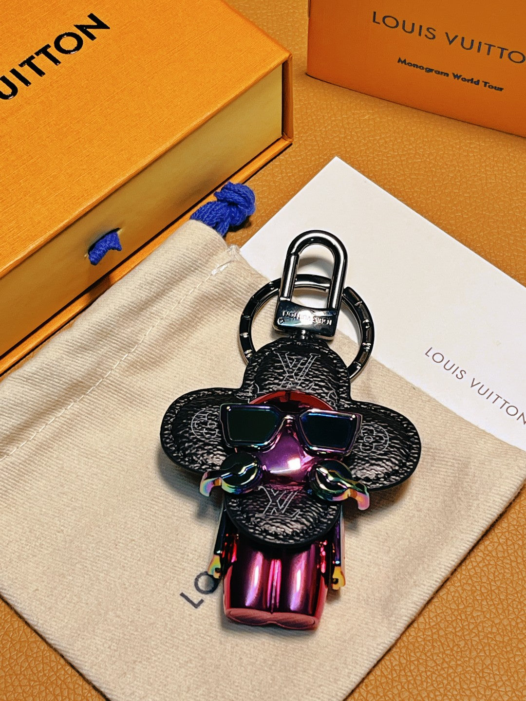 14E35ADE Stylish key closure