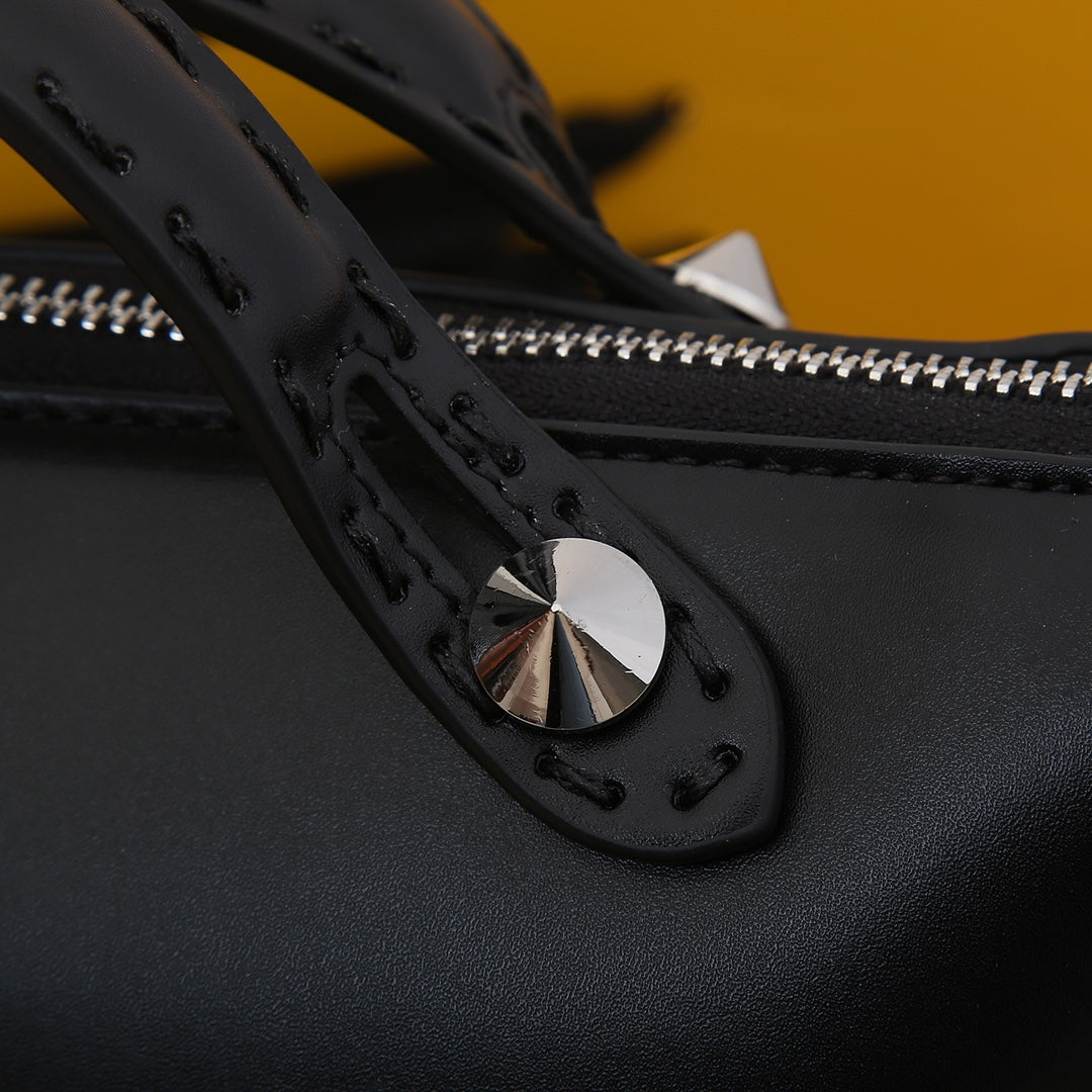 5F41BDE Stylish leather bag