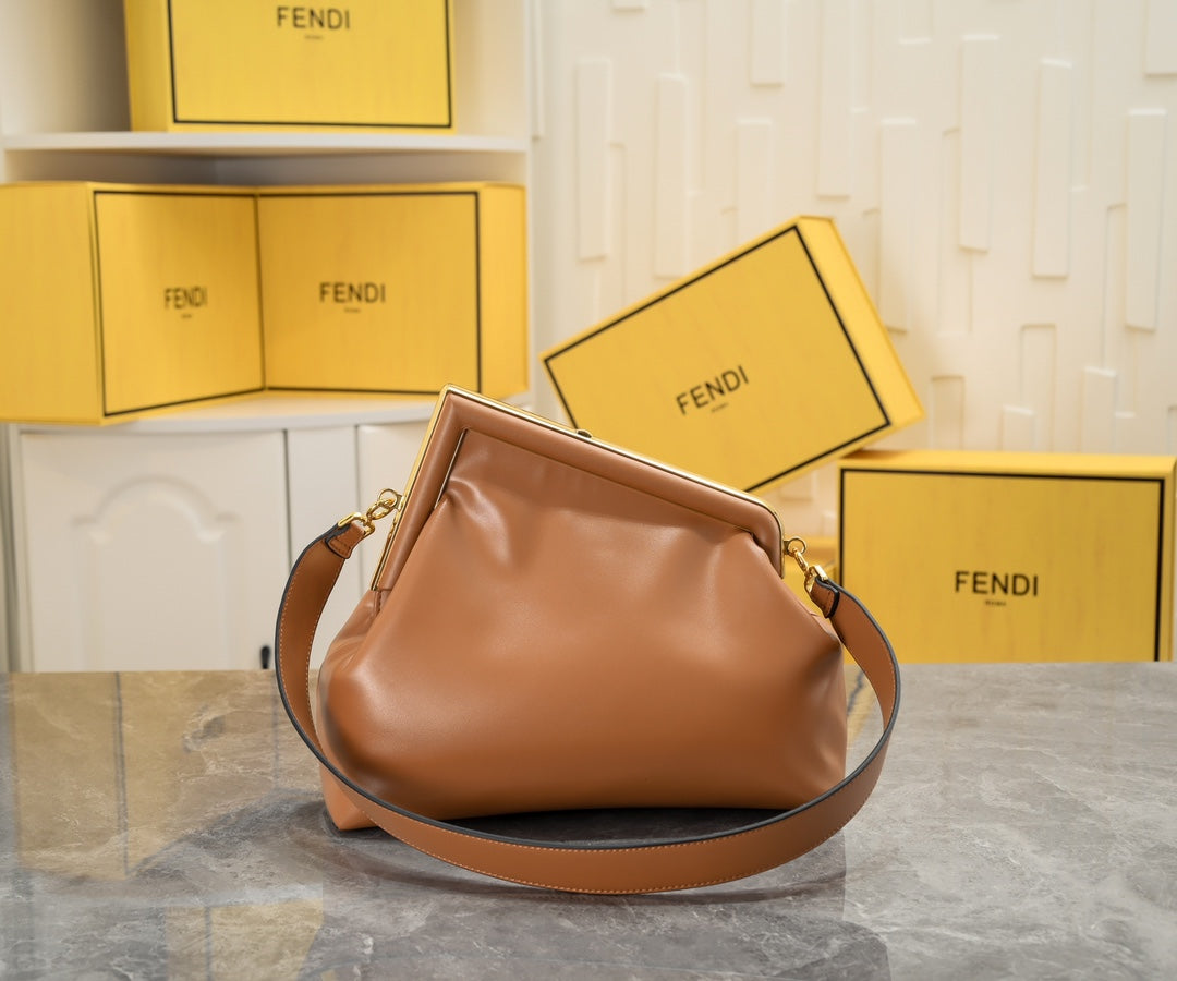 2XF20BDE Stylish leather bag