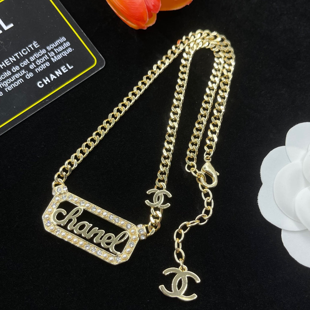 14C919XDE Stylish Necklaces