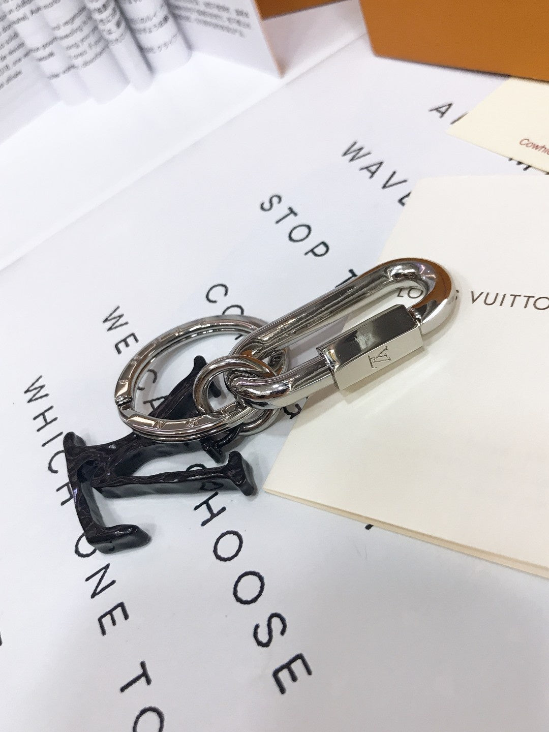 14E29ADE Stylish key closure