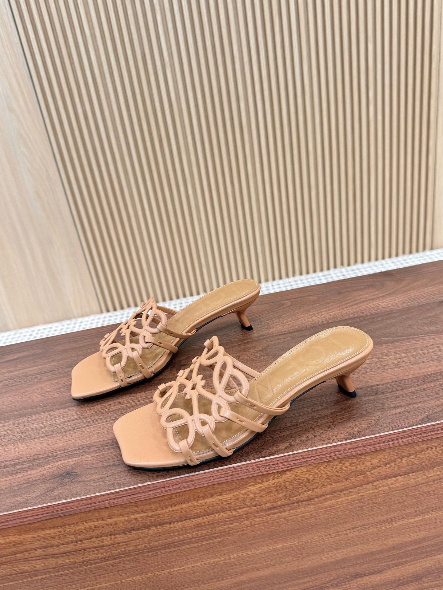 255QA33ZDE Stylish leather Slippers