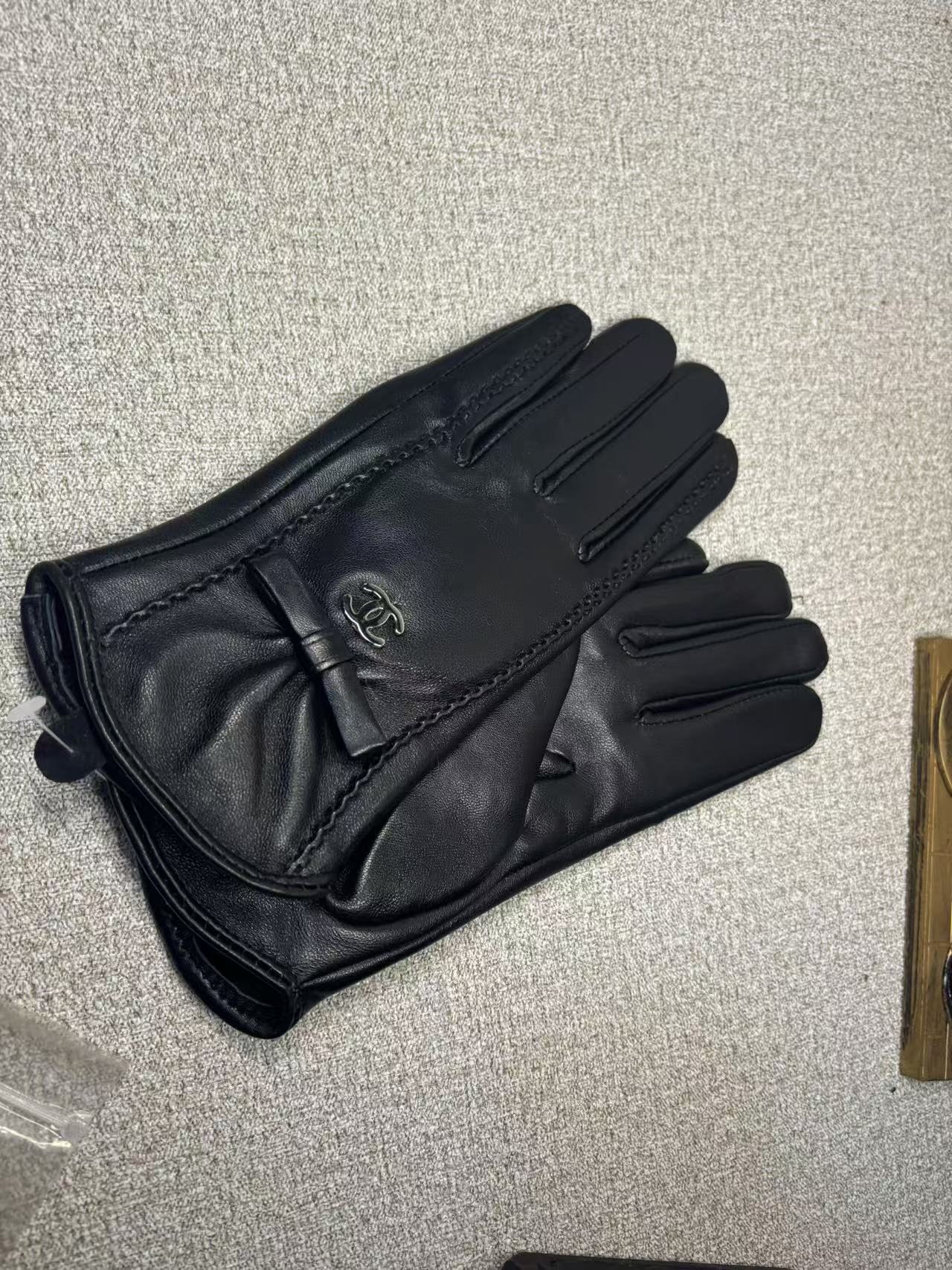 24C101SDE Stylish gloves