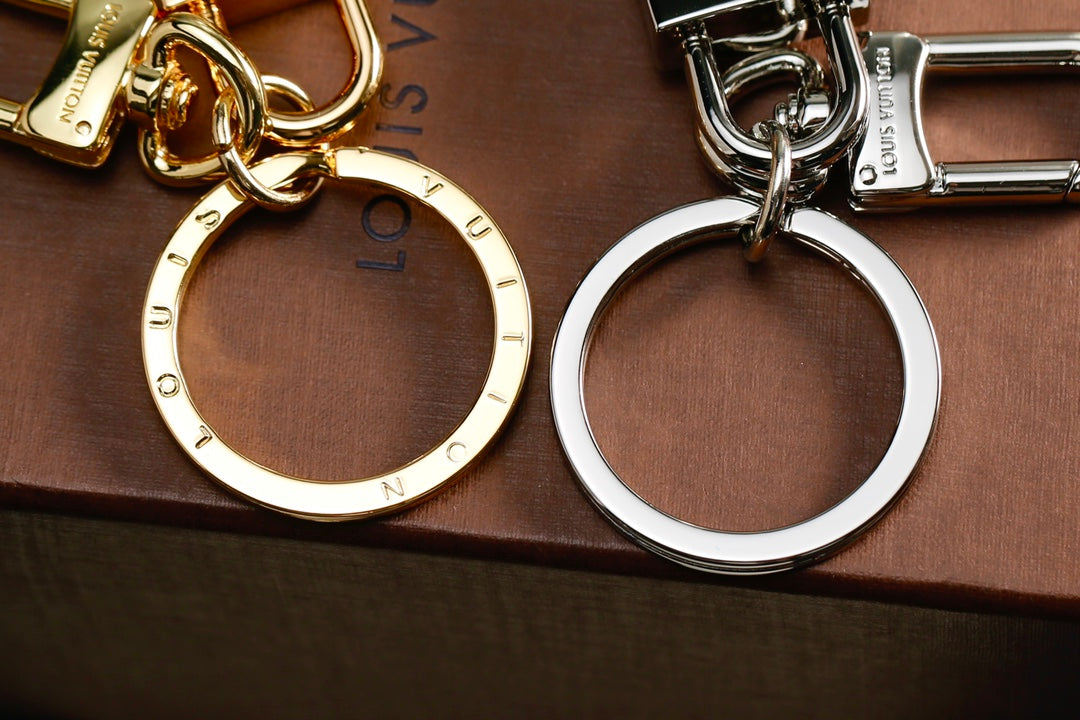 3RE28ADE Stylish key closure