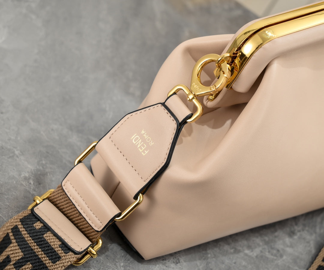2XF20BDE Stylish leather bag