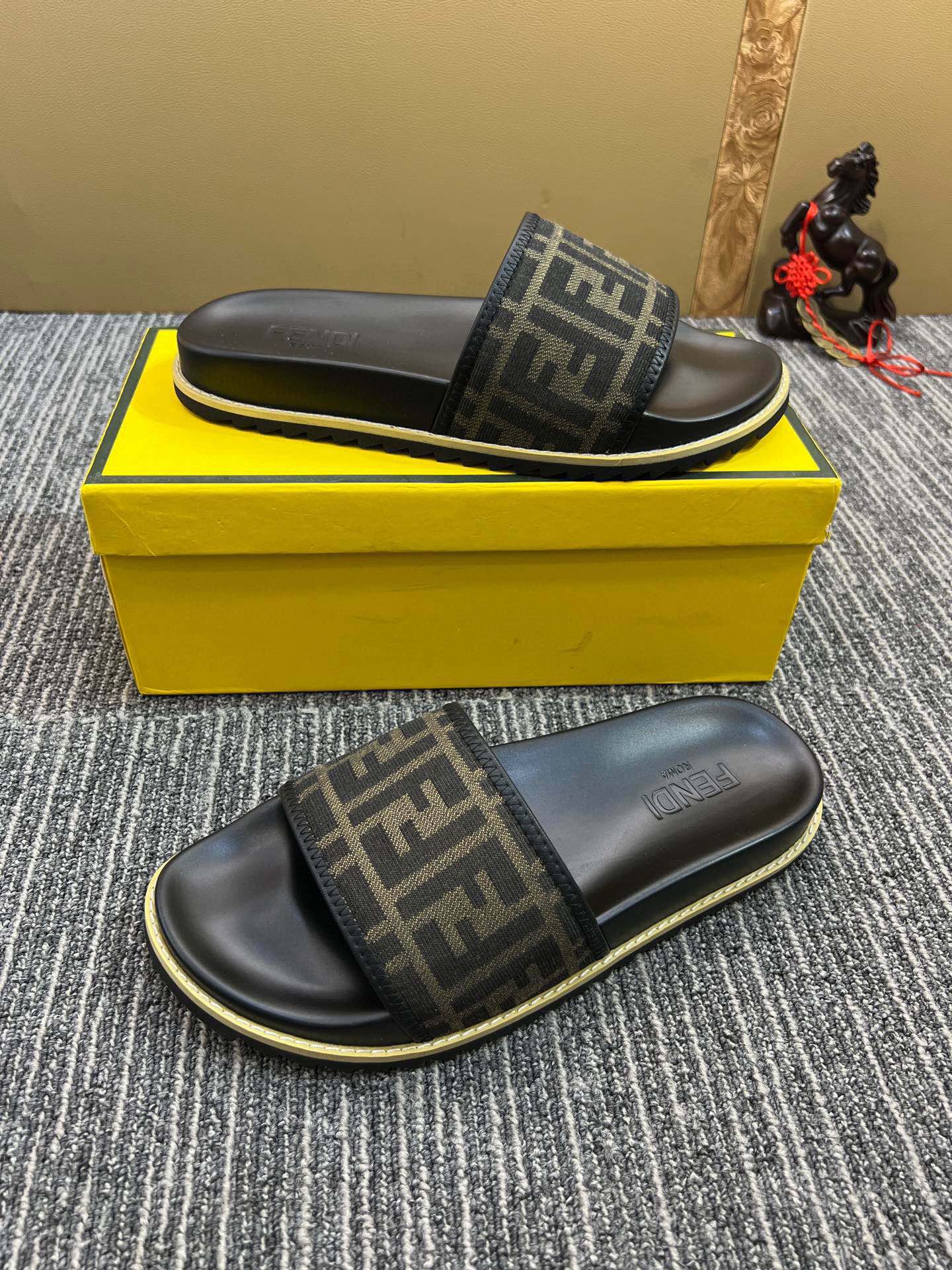 5XF105ZDE Stylish Slippers