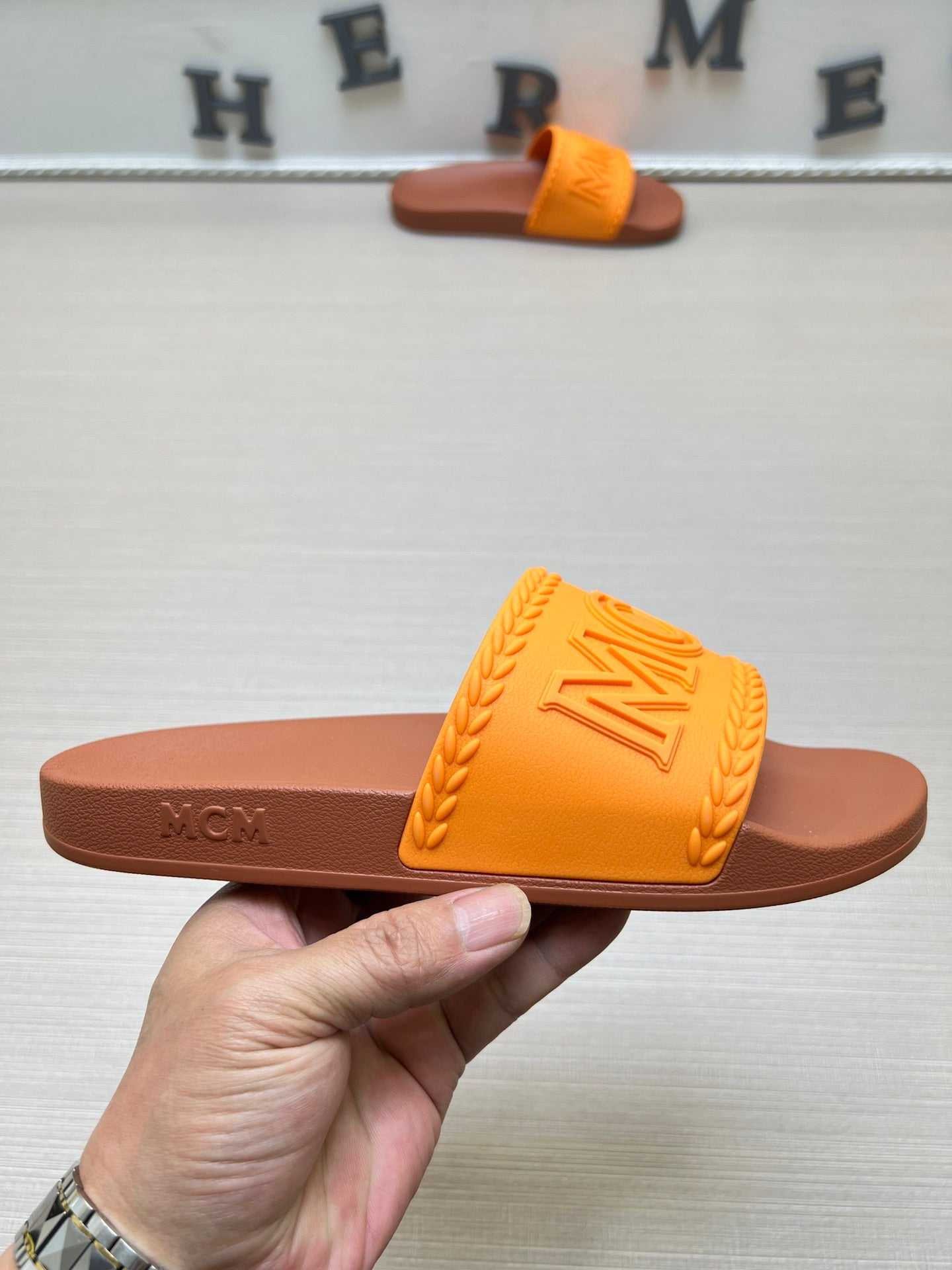54M42ZDE Stylish slippers