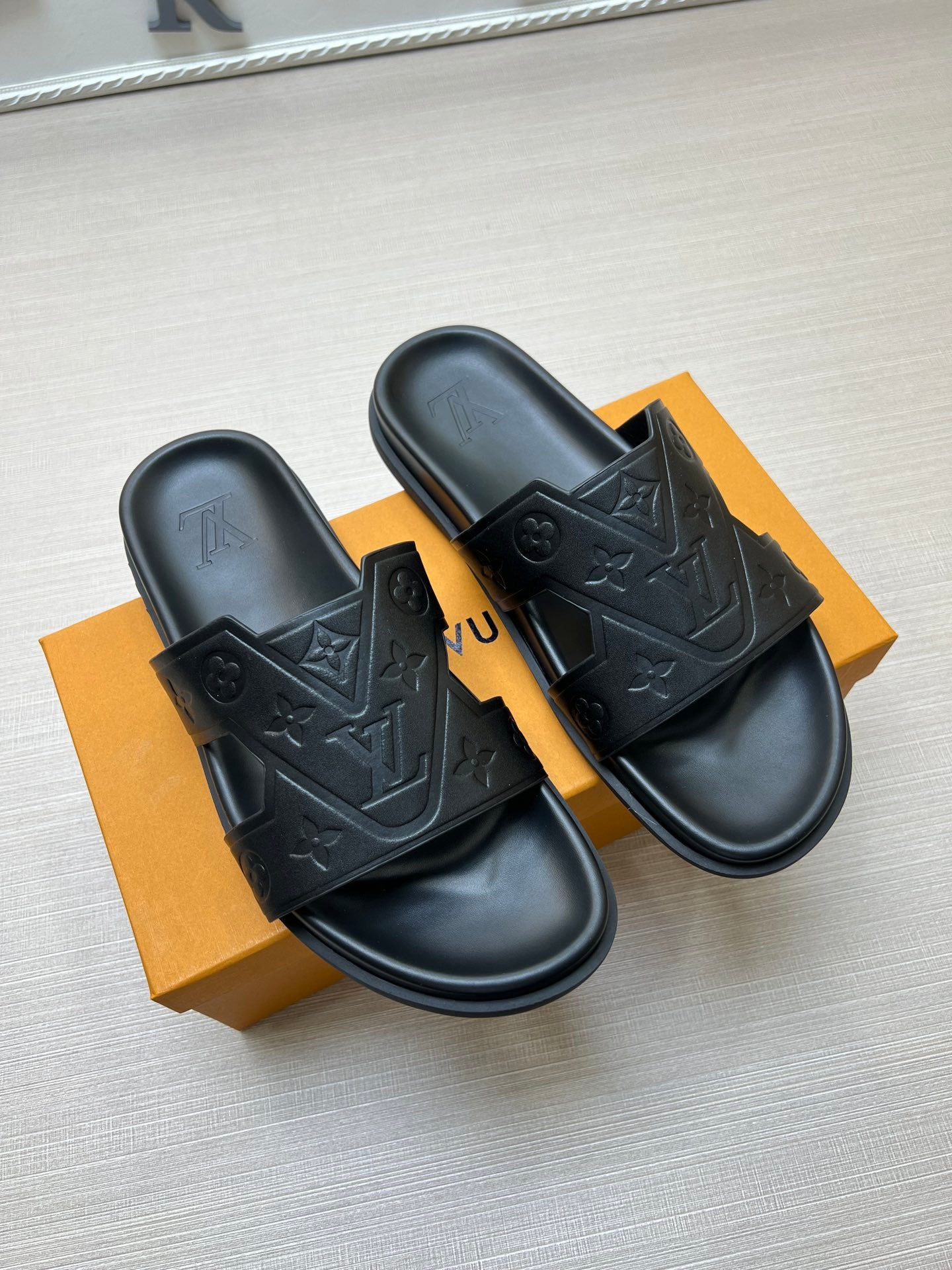 54E66ZDE Stylish slippers