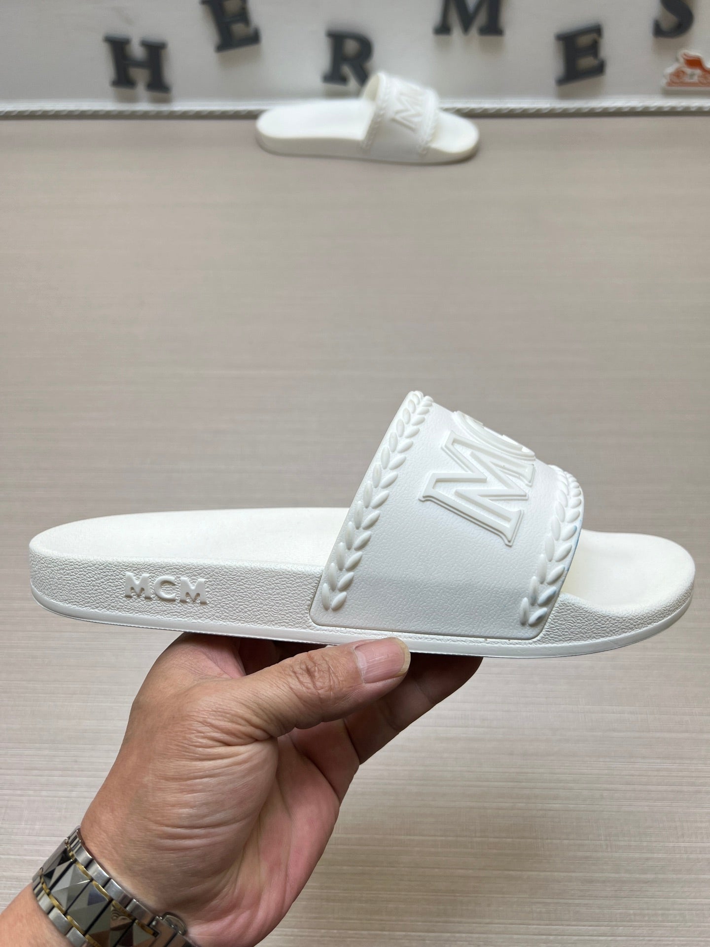 54M42ZDE Stylish slippers