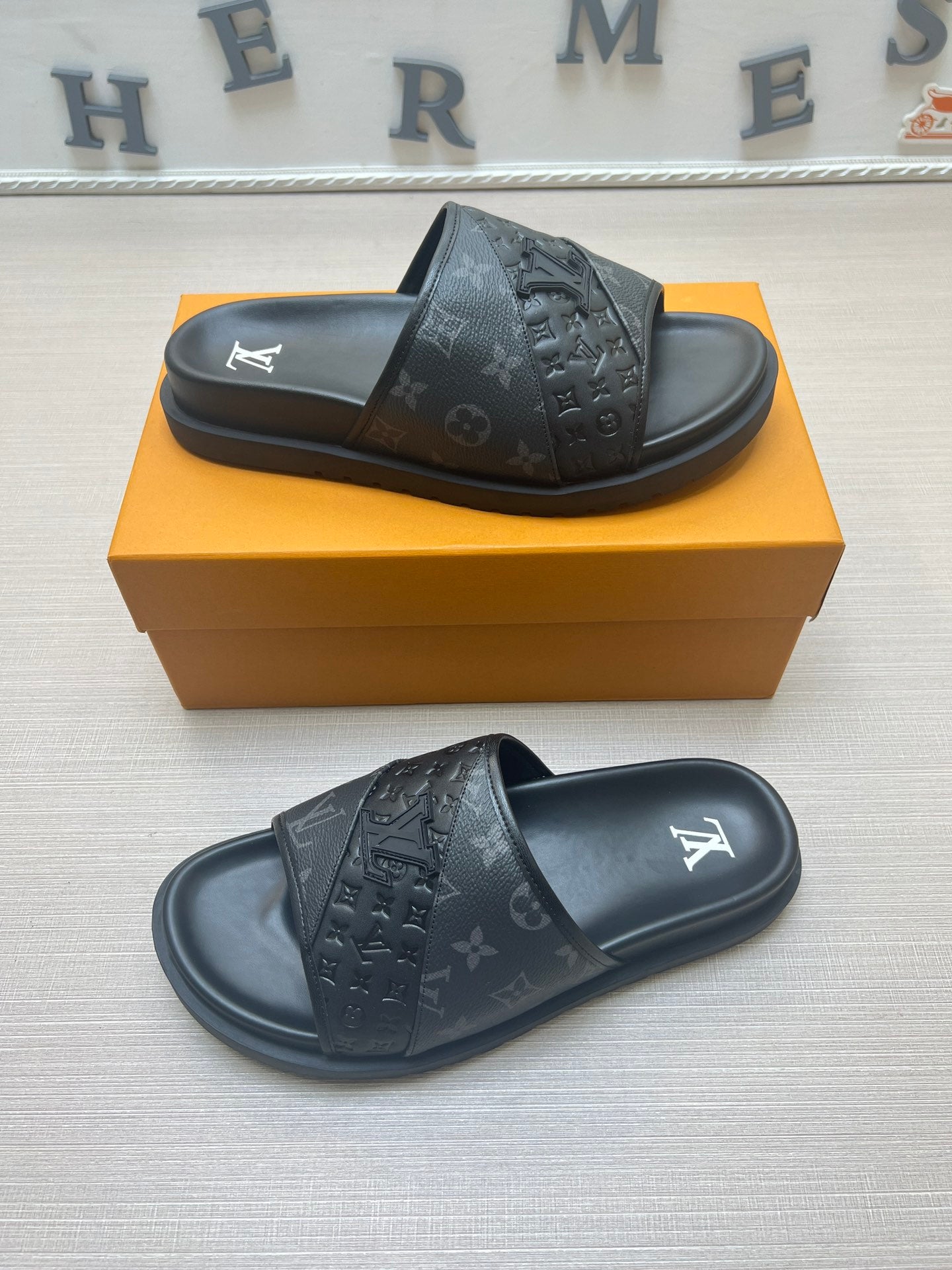 54E2ZDE Stylish slippers