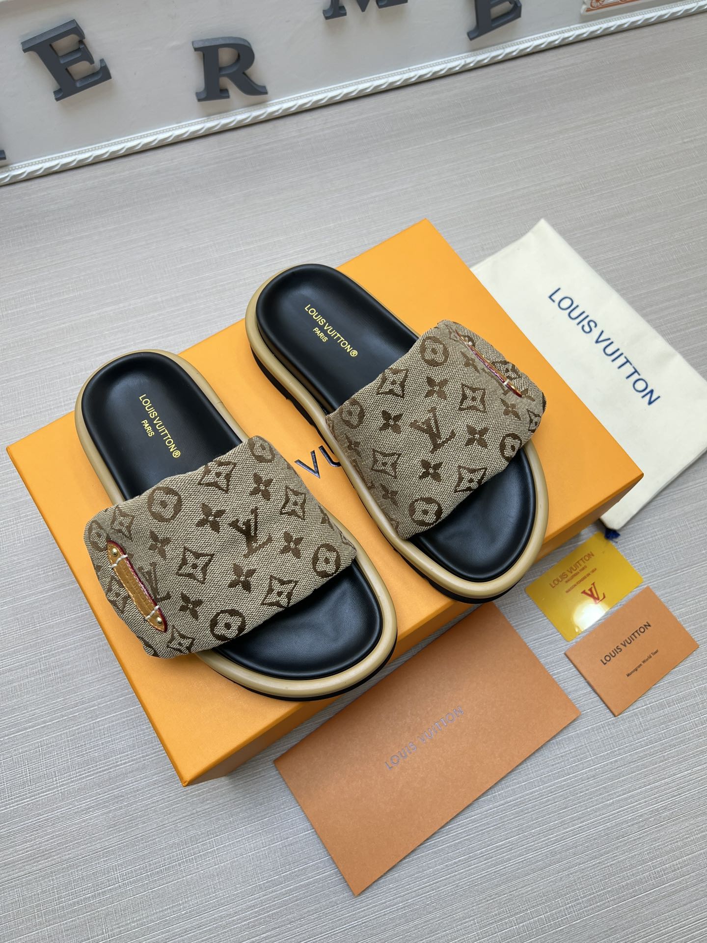 54E100ZDE Stylish slippers Sole thickness 5cm