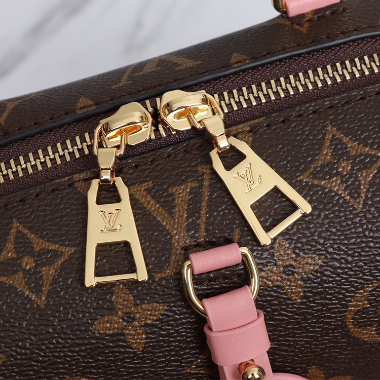 1E33BDE Stylish leather bag