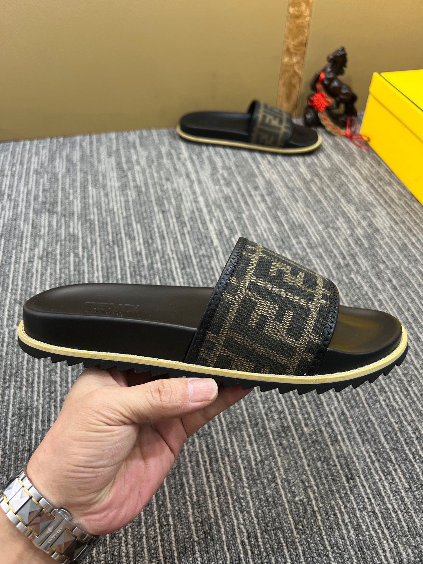 5XF105ZDE Stylish Slippers