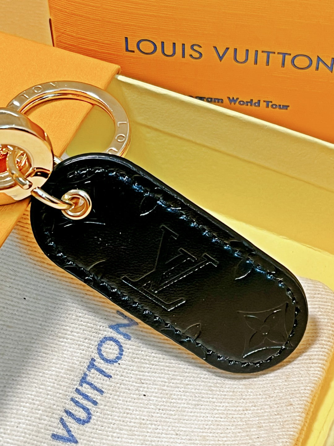 14E61ADE Stylish key closure