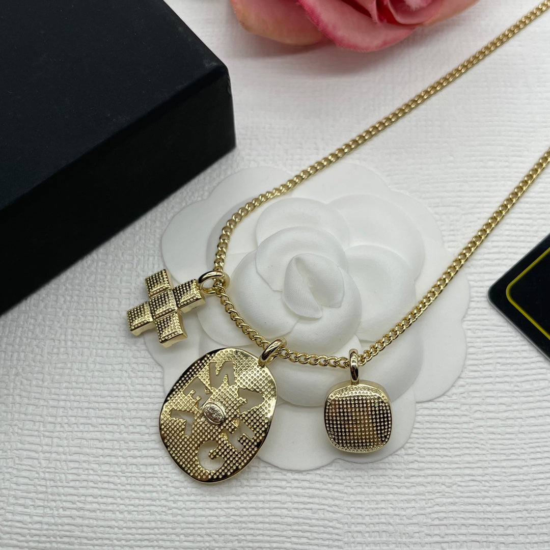 14C916DE Stylish Necklaces