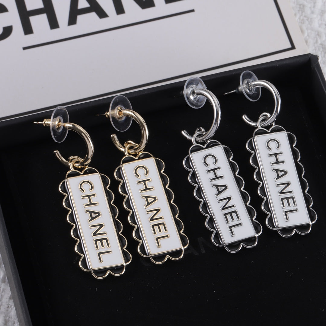 14C1091EDE Stylish Earrings