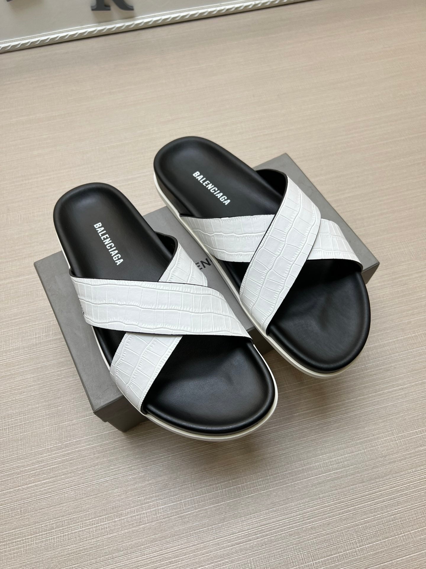 54J97ZDE Stylish slippers