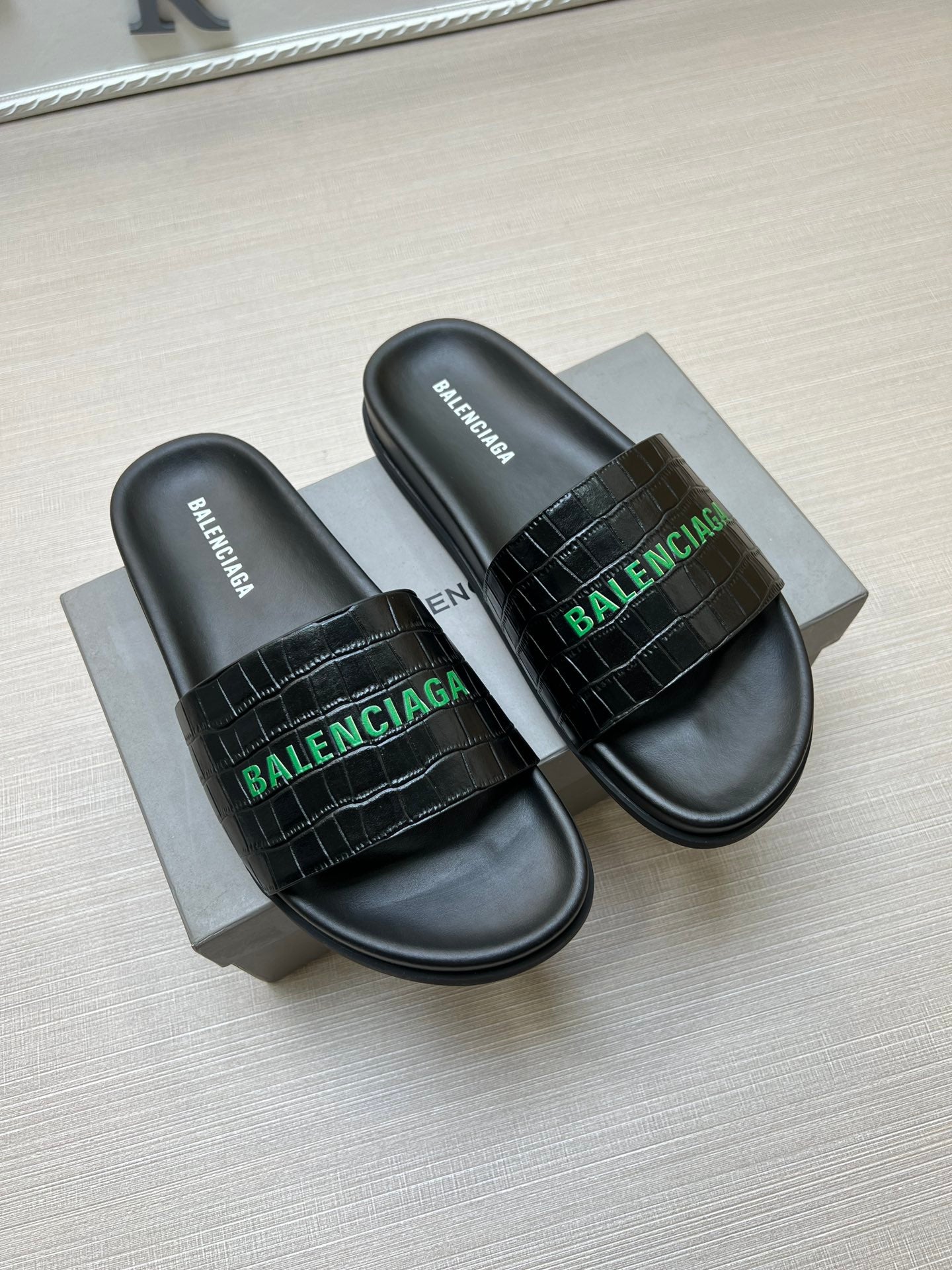 54J99ZDE Stylish slippers