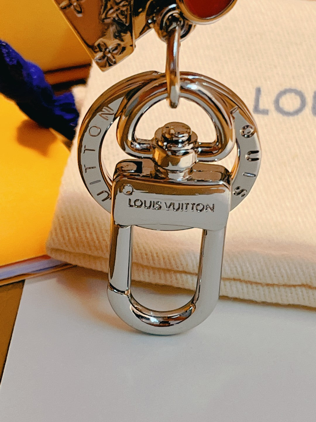14E28ADE Stylish key closure
