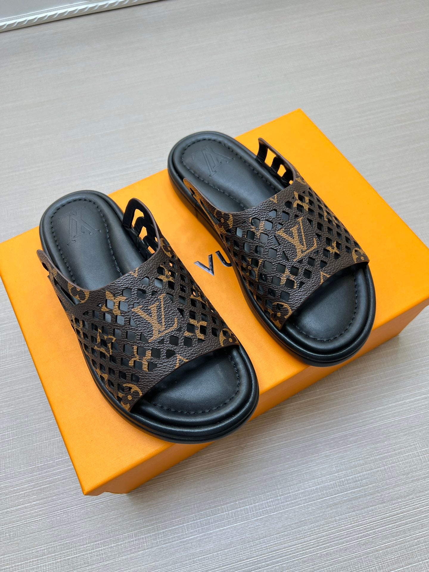 54E83ZDE Stylish slippers
