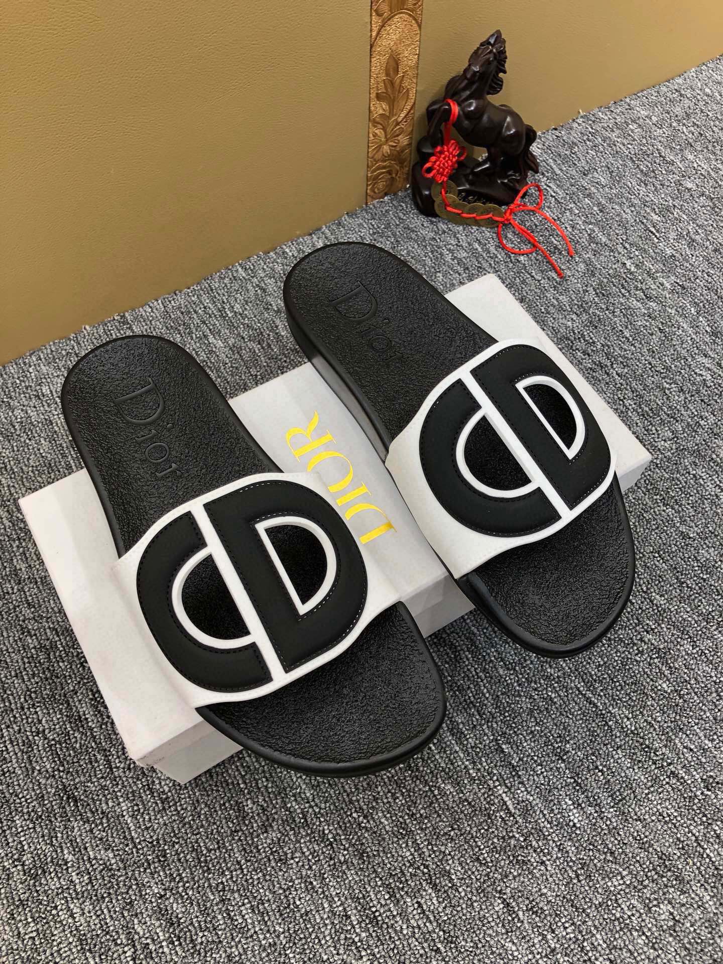 54D51ZDE Stylish slippers