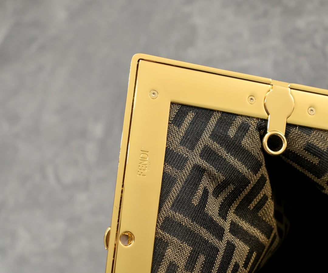 2XF20BDE Stylish leather bag