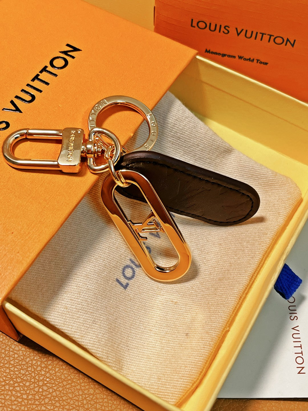 14E61ADE Stylish key closure