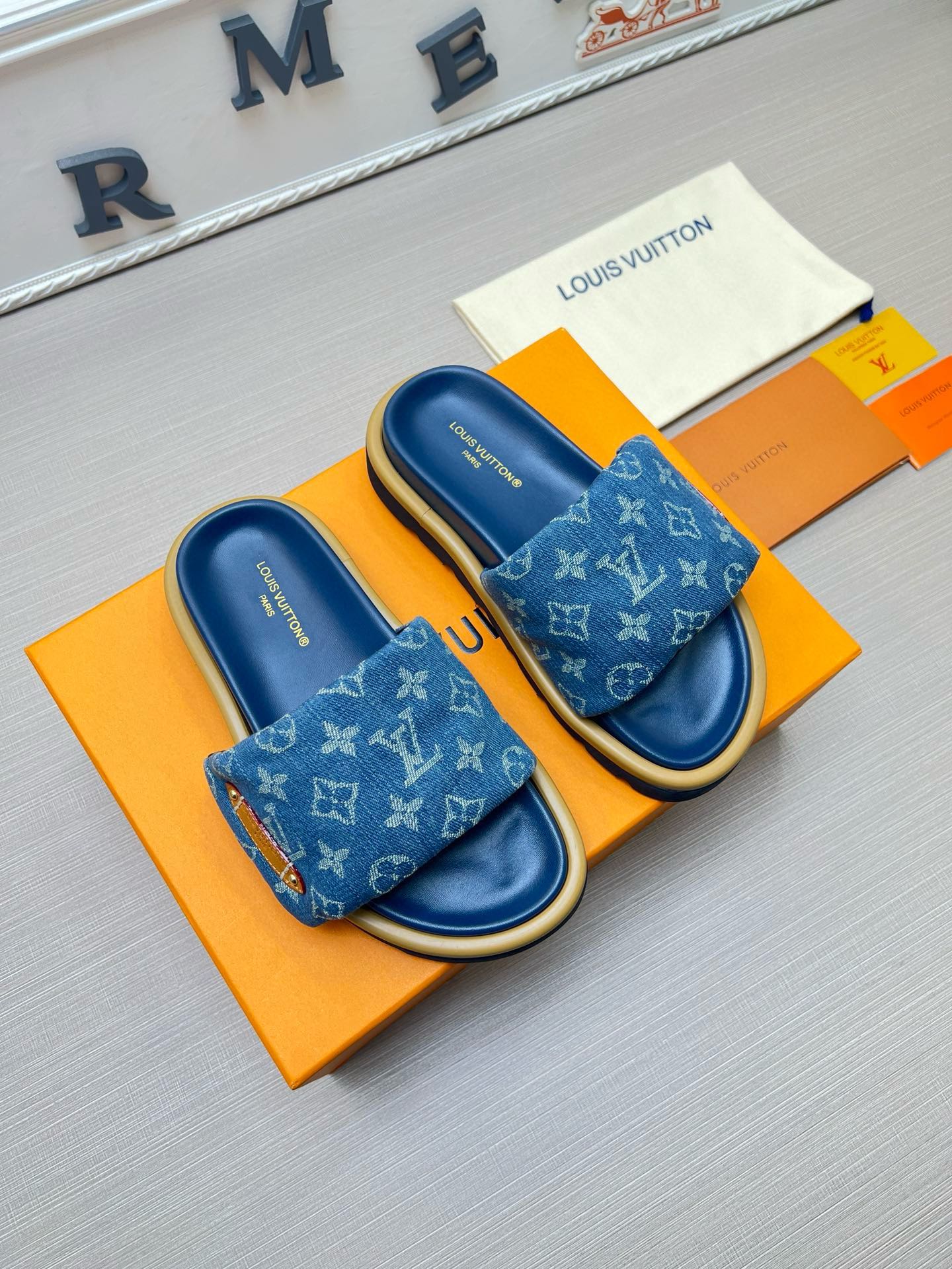 54E100ZDE Stylish slippers Sole thickness 5cm