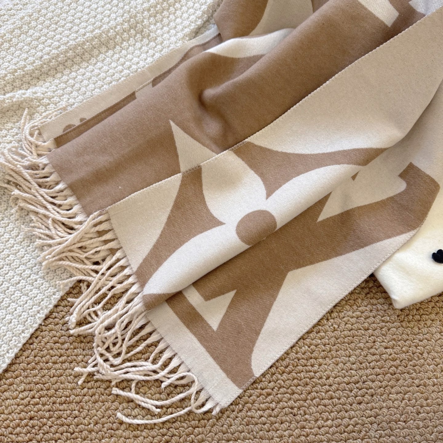 185ZE66WDE Stylish Winter Scarves