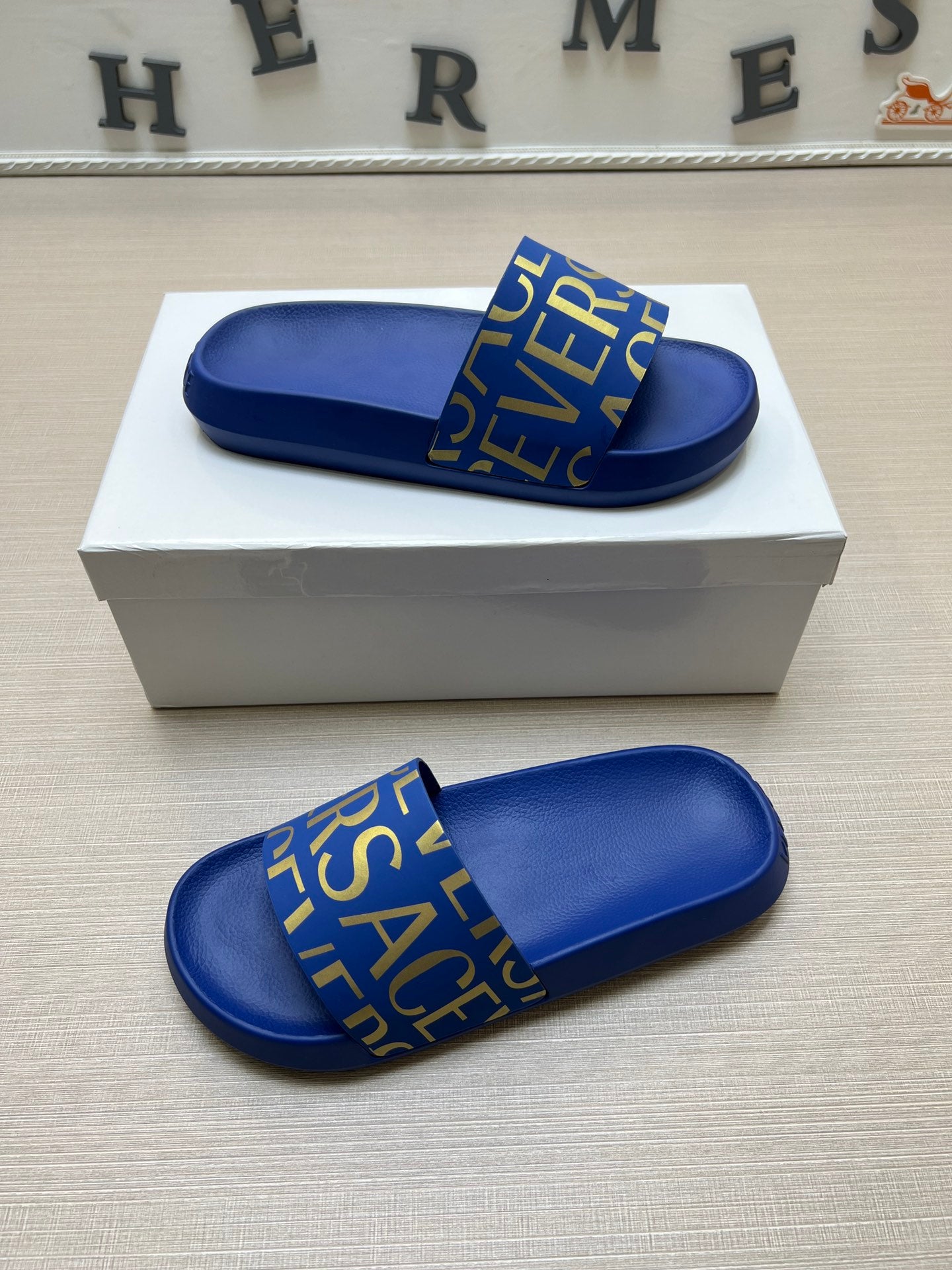 54V108ZDE Stylish slippers