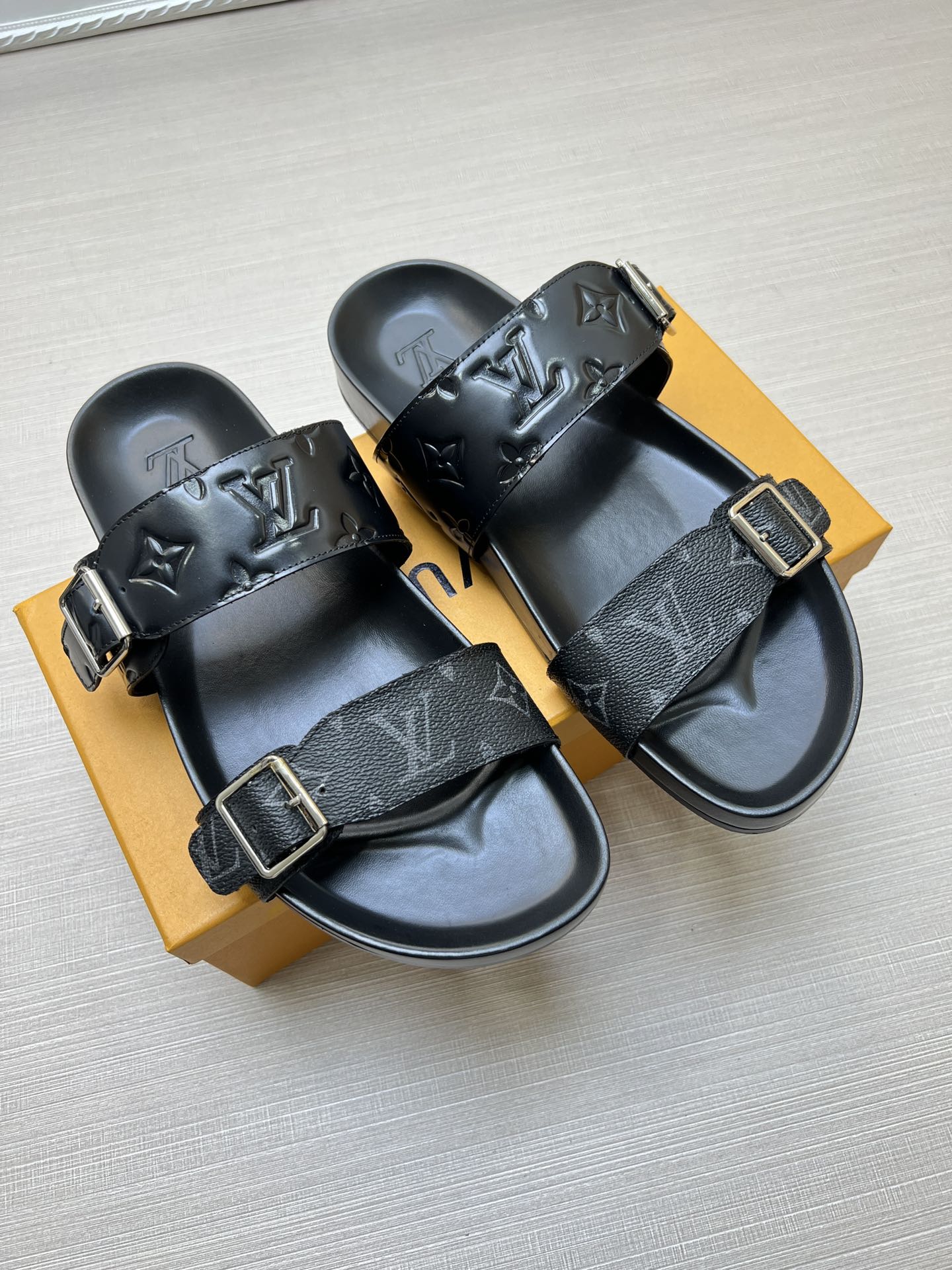 54E87ZDE Stylish slippers