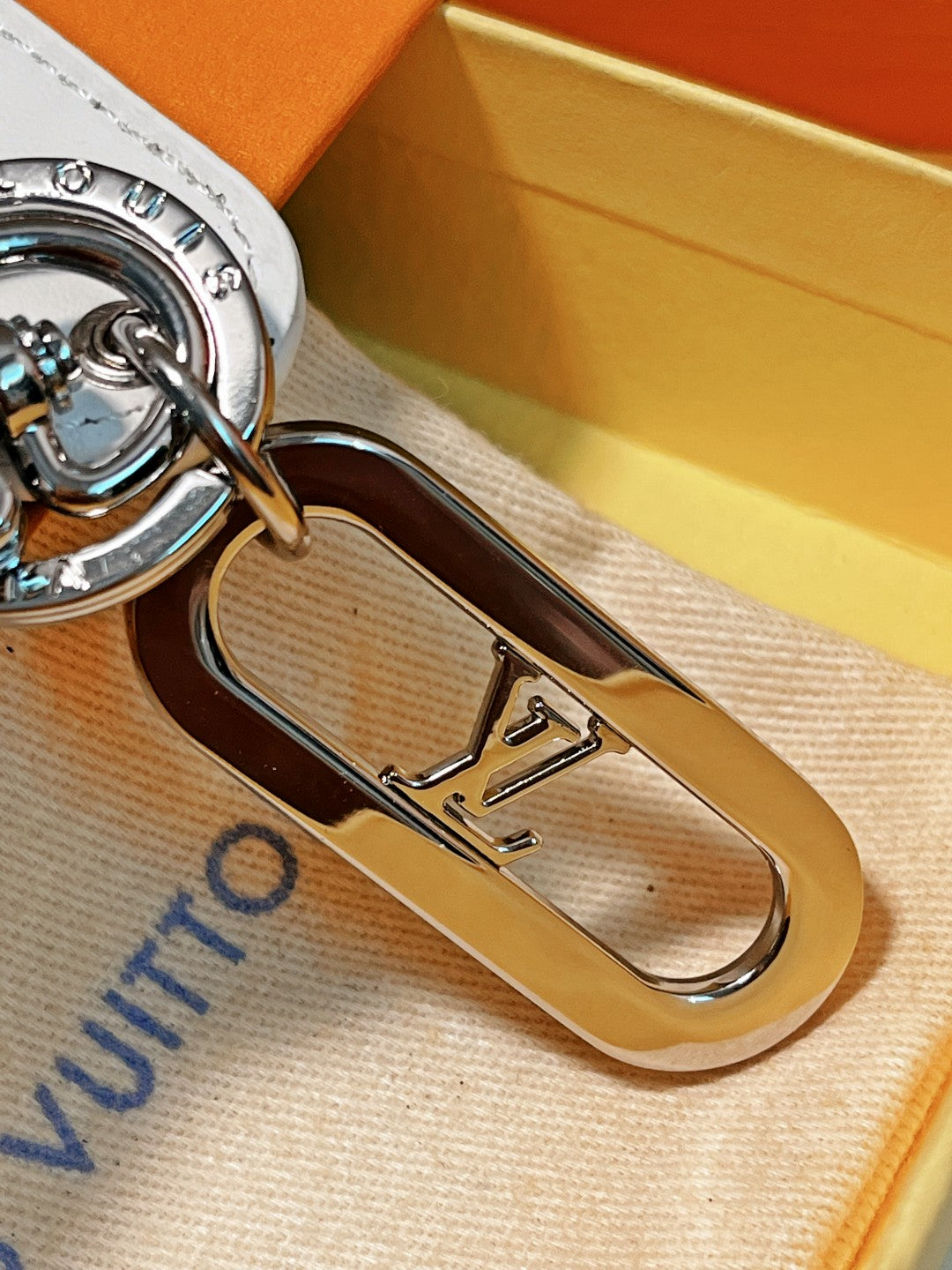 14E61ADE Stylish key closure