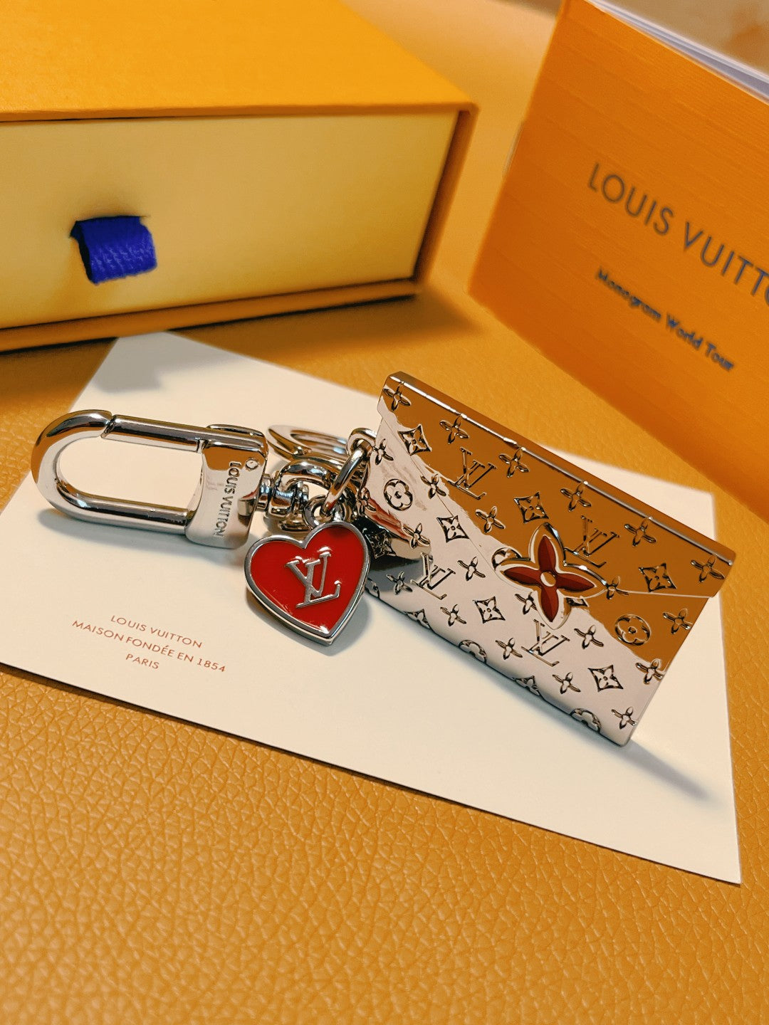 14E28ADE Stylish key closure