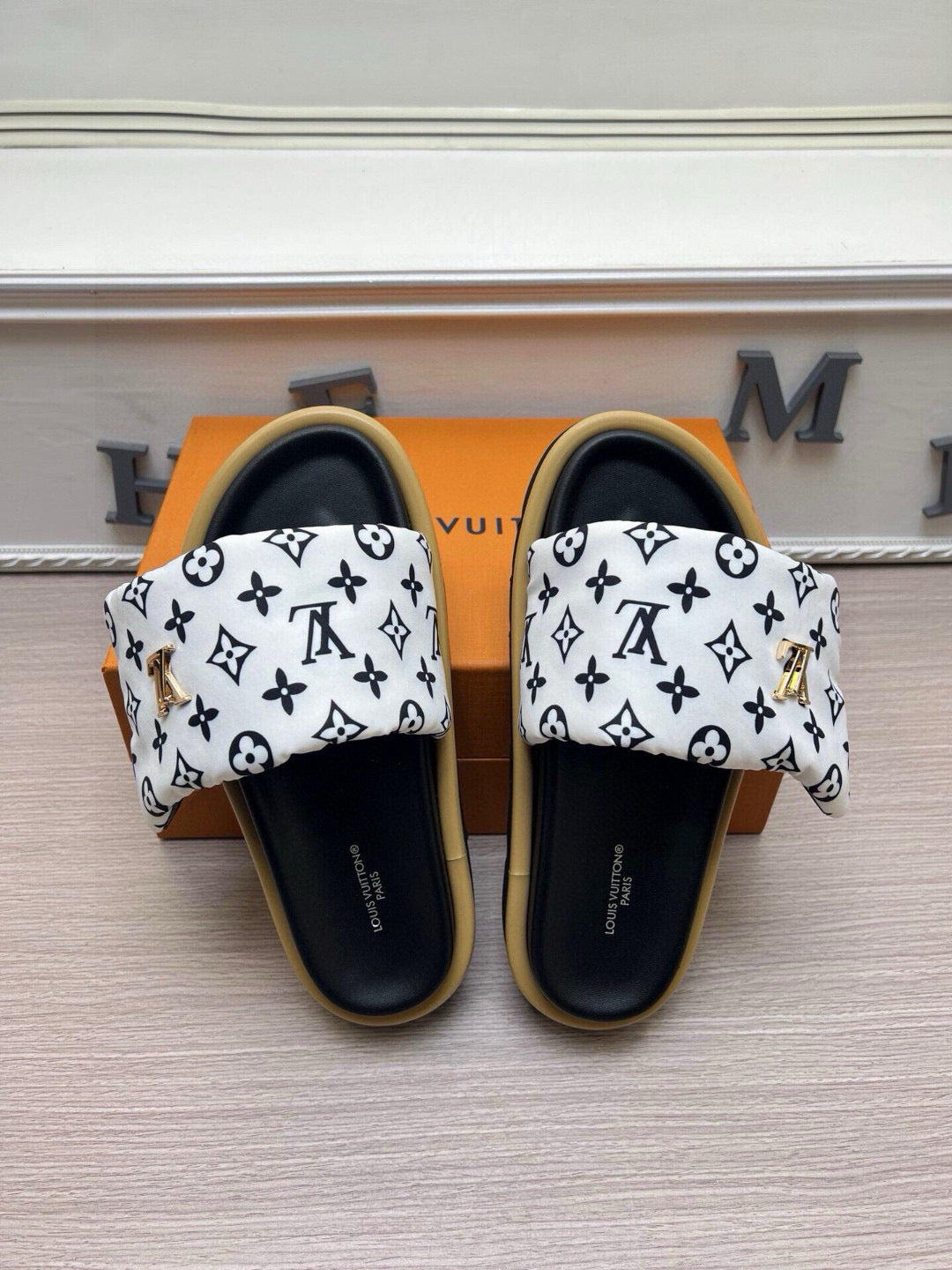 5QE10ZDE Stylish Slippers