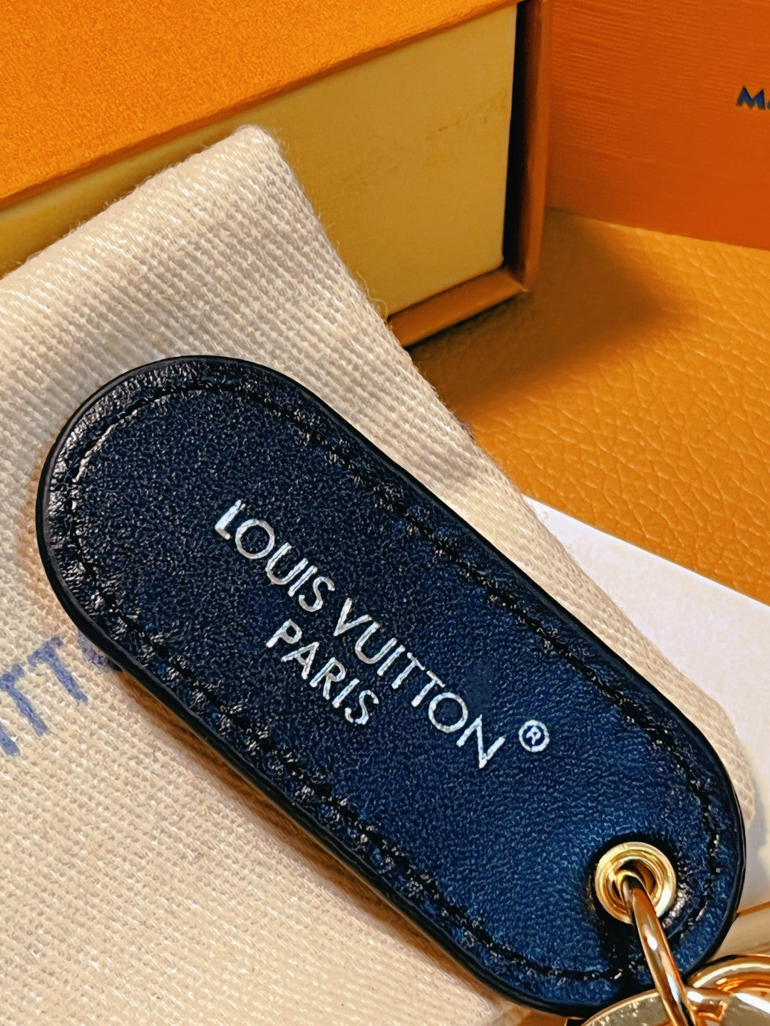 14E61ADE Stylish key closure