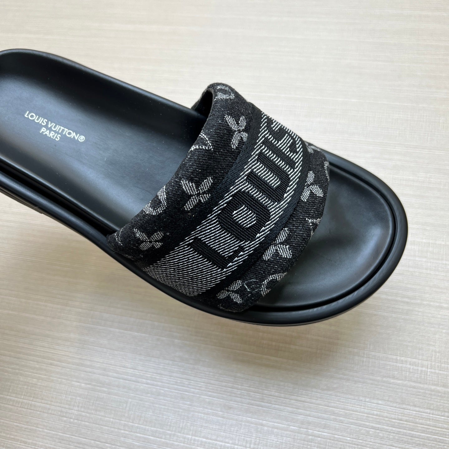 535ZE300ZDE Stylish Slippers