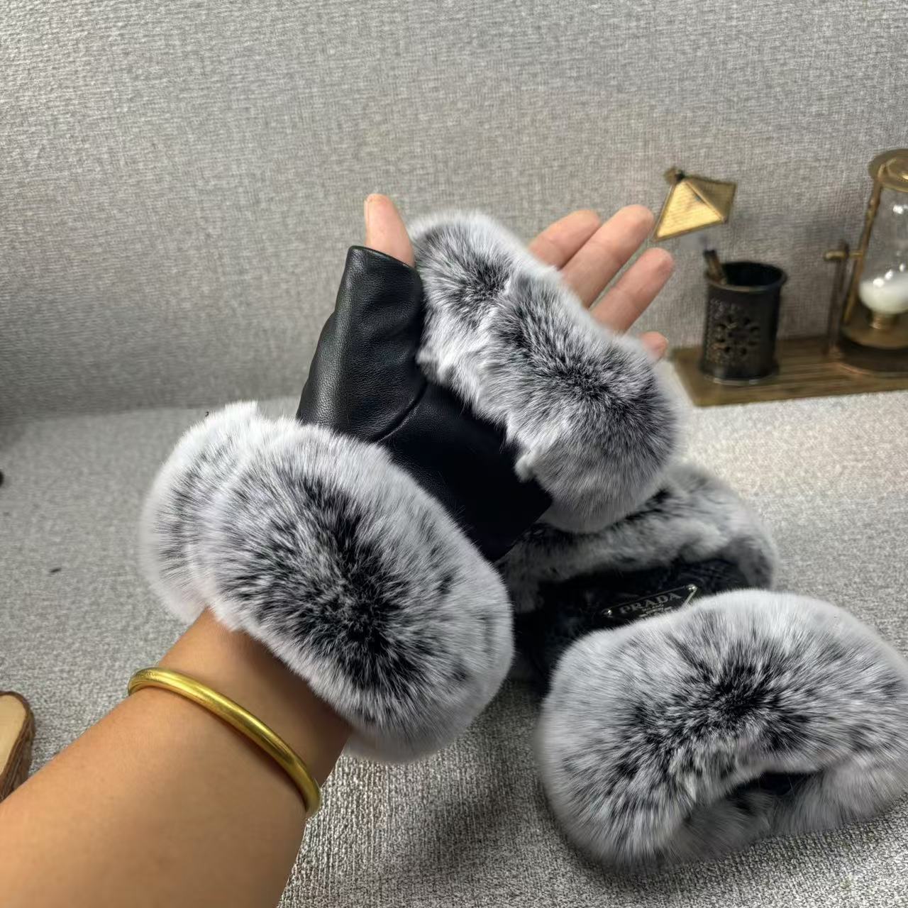 24PD103SDE Stylish gloves