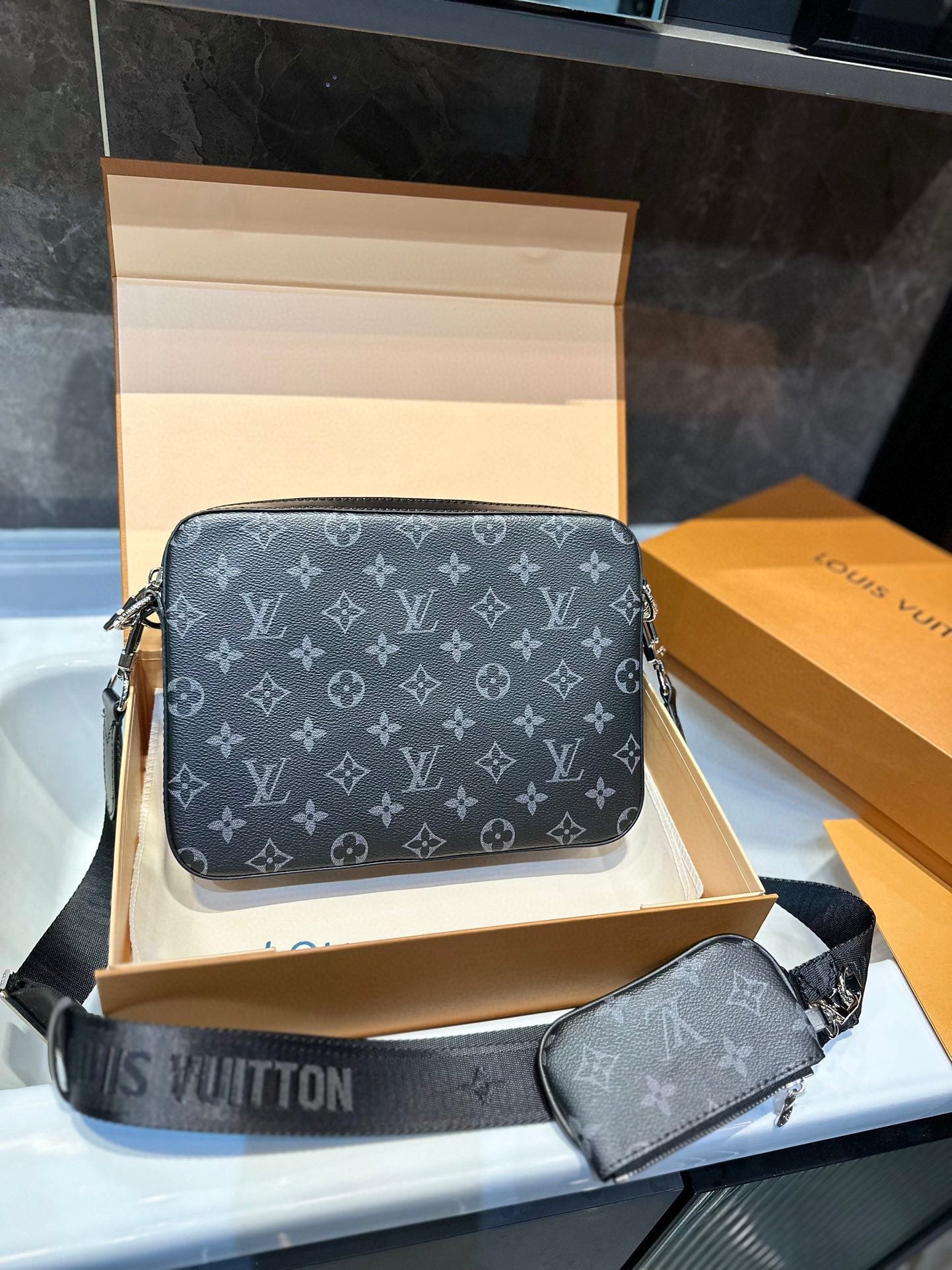 6XE232BDE Stylish leather bag