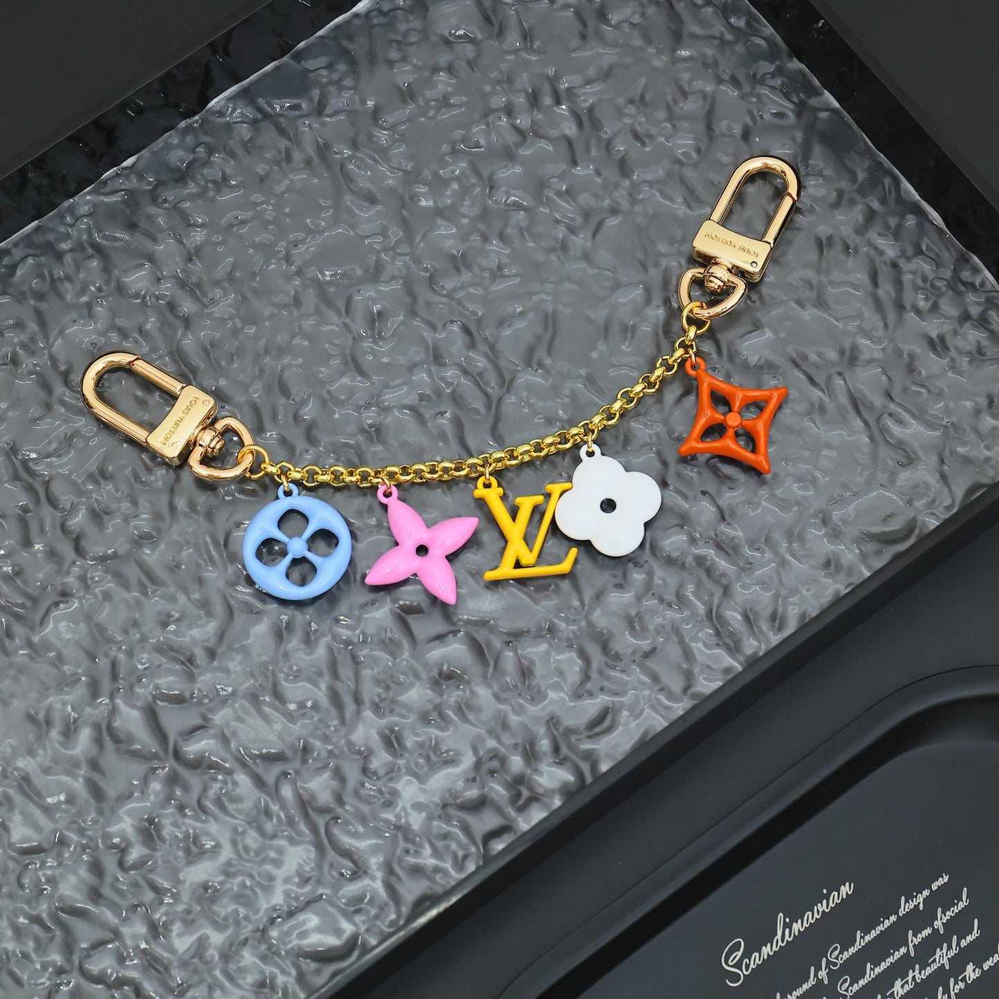 14E54ADE Stylish key closure