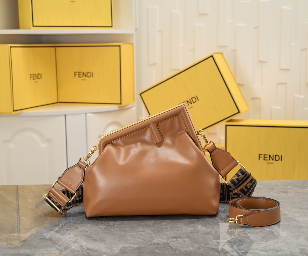 2XF20BDE Stylish leather bag