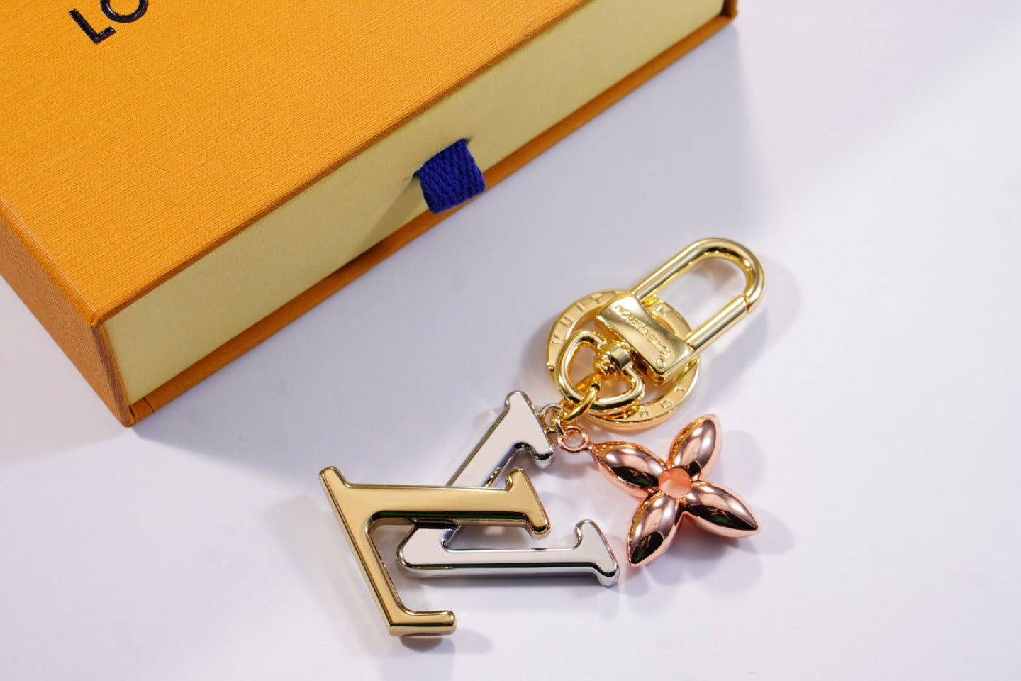 14E91ADE Stylish key closure