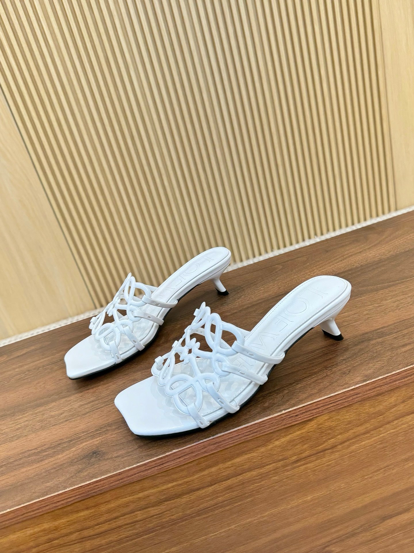 255QA33ZDE Stylish leather Slippers