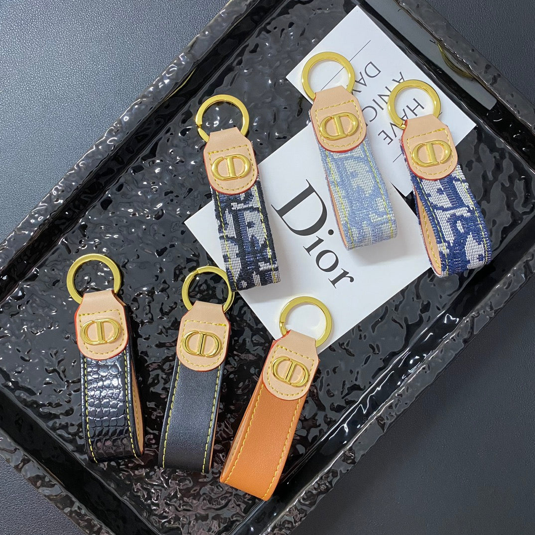 3RE1ADE Stylish key closure