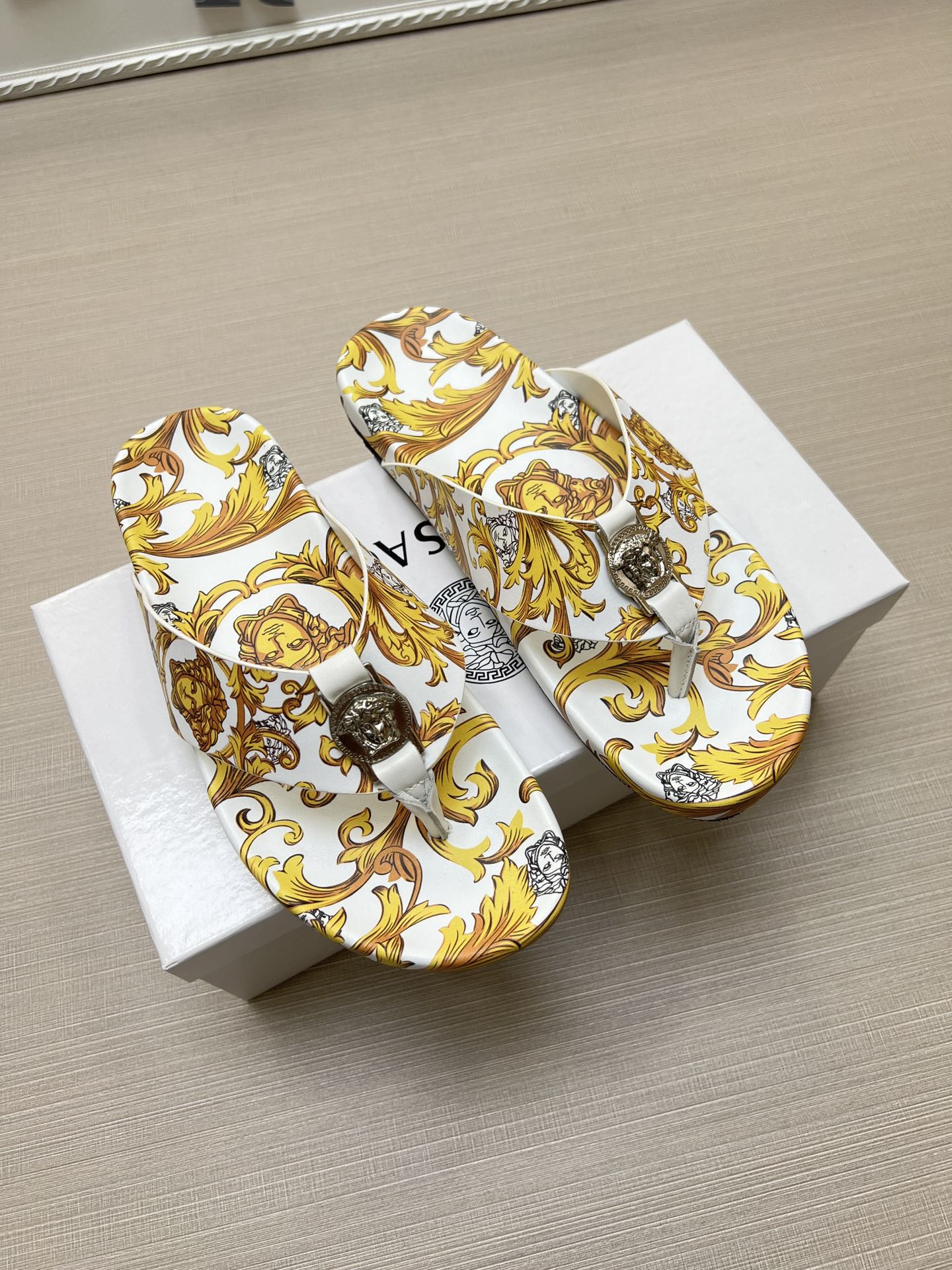 54V96ZDE Stylish slippers