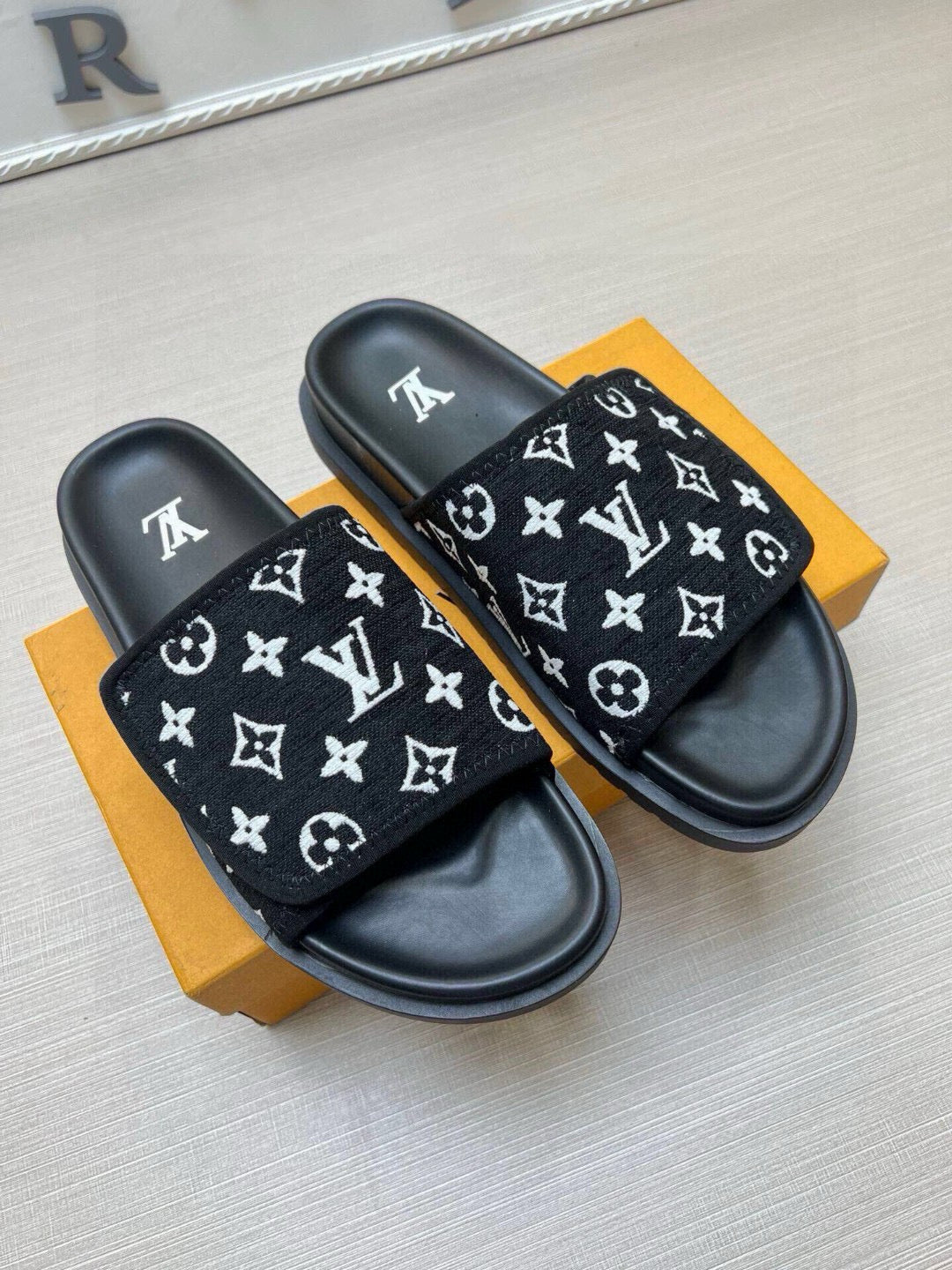 5QE4ZDE Stylish Slippers
