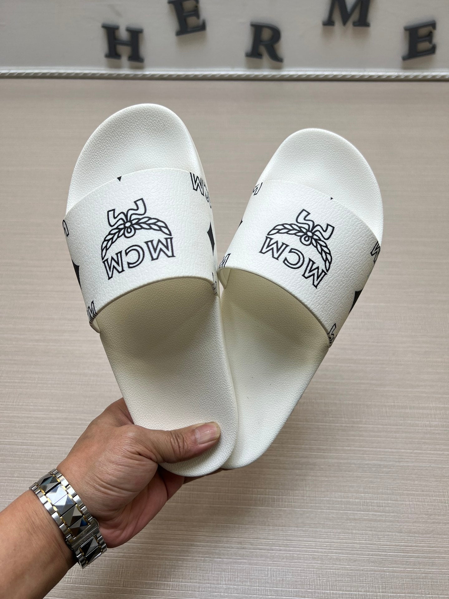 54M43ZDE Stylish slippers