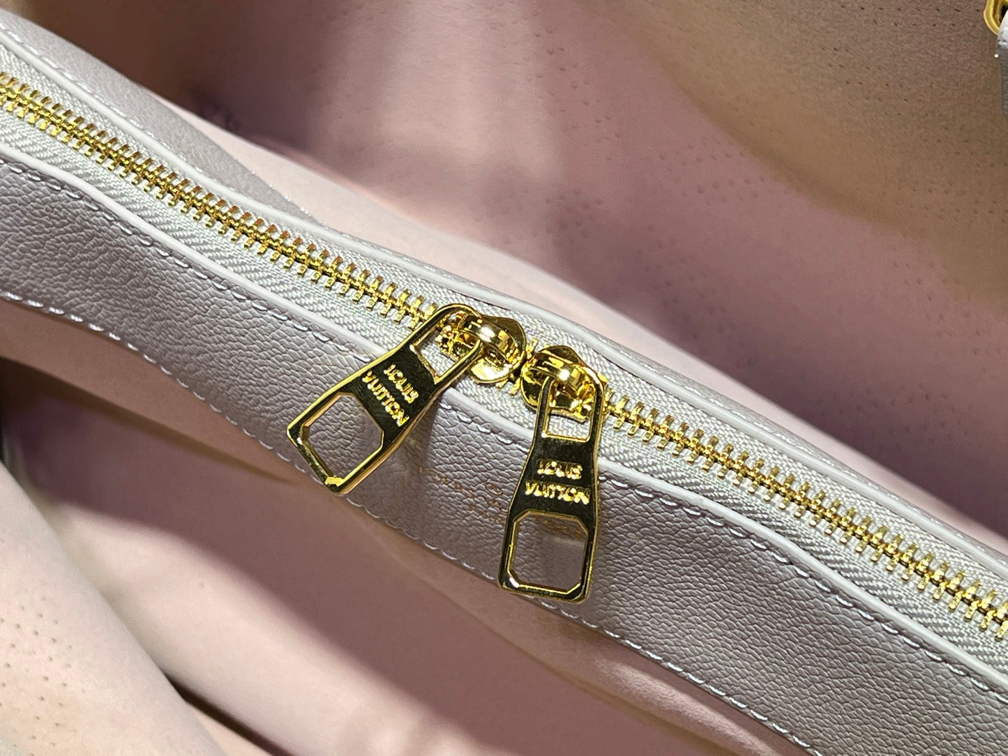 15XE13BDE Stylish leather bag)
