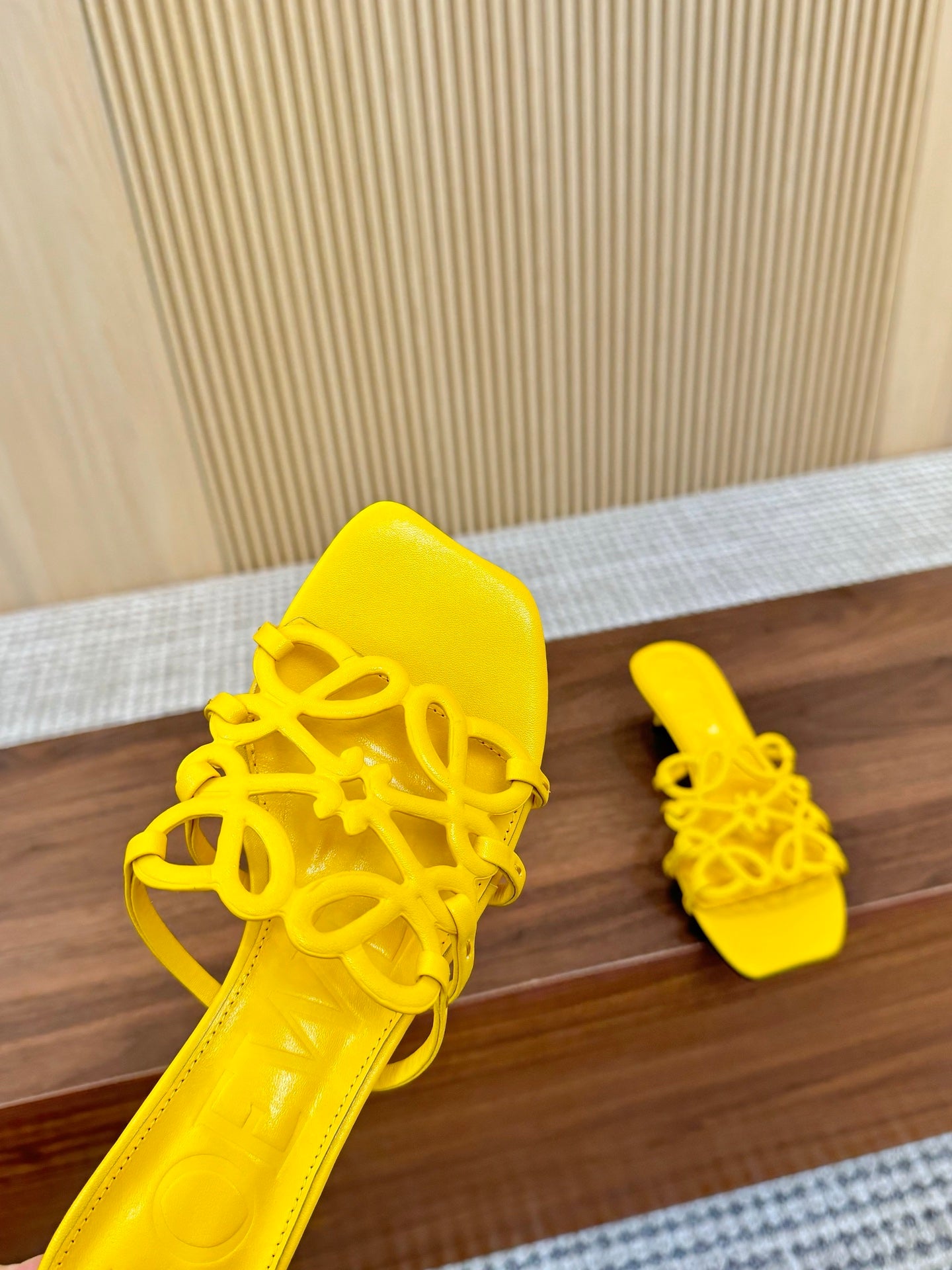255QA33ZDE Stylish leather Slippers